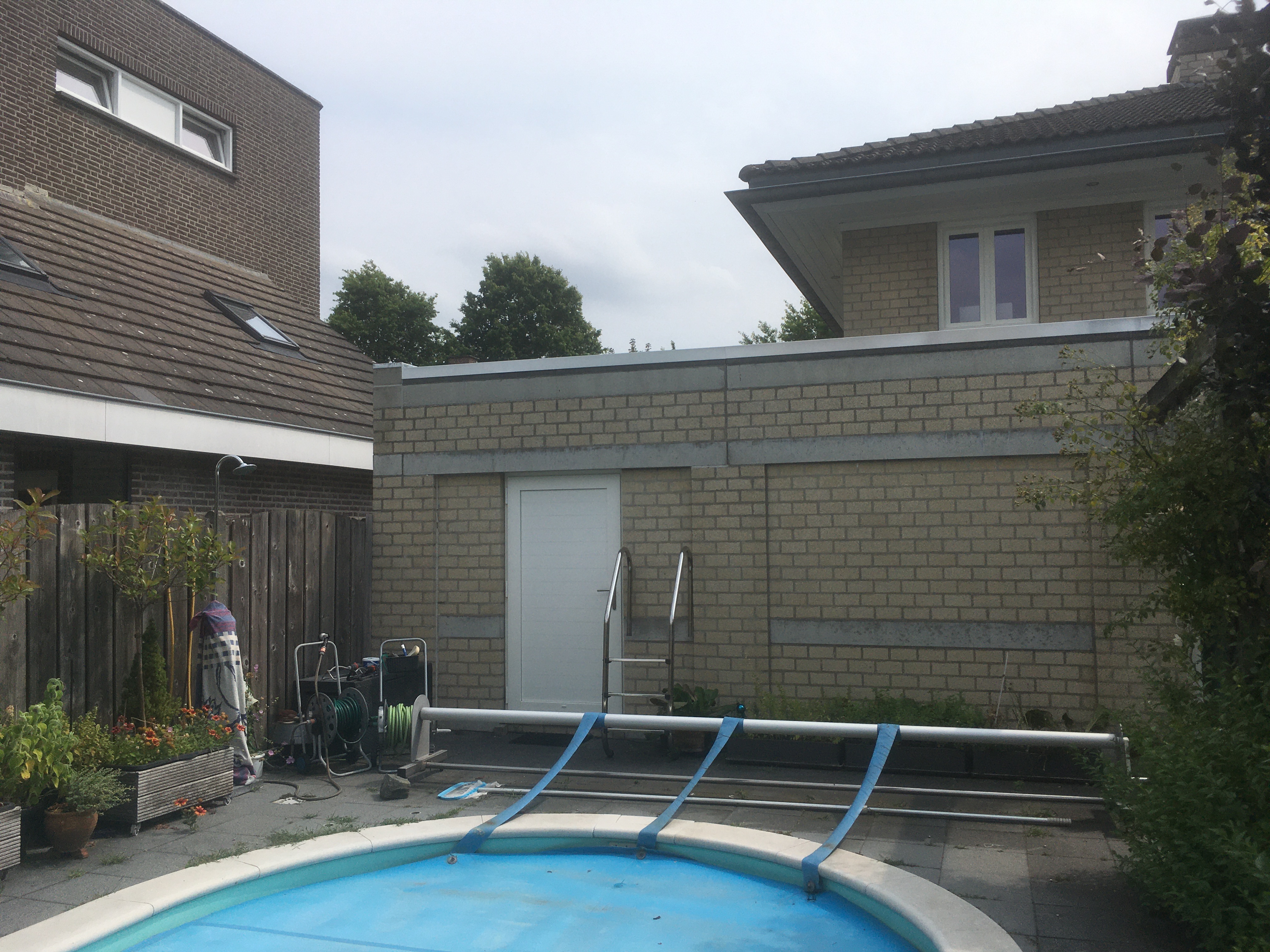 Na: dak berging gereed, aanzicht zinken dakrandafwerking